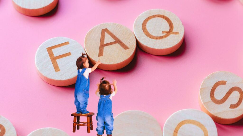 Deux enfants construisant le mot "FAQ" avec des lettres en bois, symbolisant les questions fréquemment posées sur la thérapie manuelle, le magnétisme et le coupeur de feu.