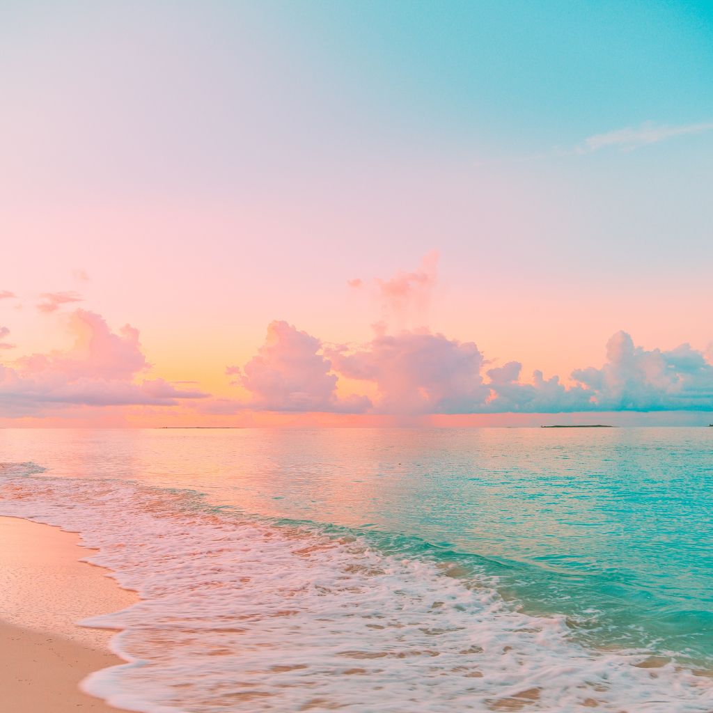 une plage de mer au levant, calme avec des couleurs douces signifiant les bienfaits de la thérapie manuelle faite à Belley et Ceyzérieu dans l'Ain